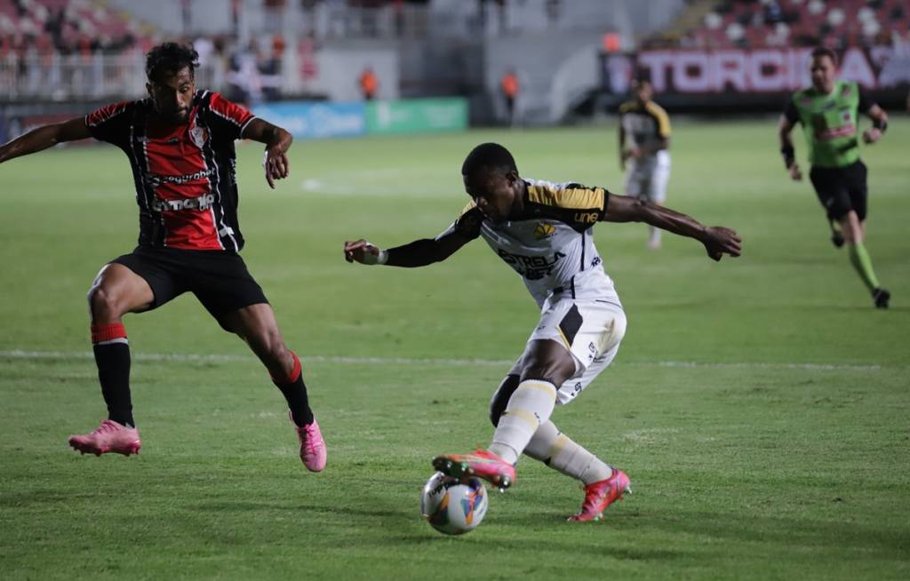 MassaFm94's tweet photo. O Criciúma ficou na igualdade no jogo de ida das quartas de final da Copa Santa Catarina. O Tigre enfrentou o Joinville na noite desta terça-feira (21/10) na Arena Joinville, e empatou com o adversário do norte do estado pelo placar de 0 a 0. https://t.co/KArzSMIcw9