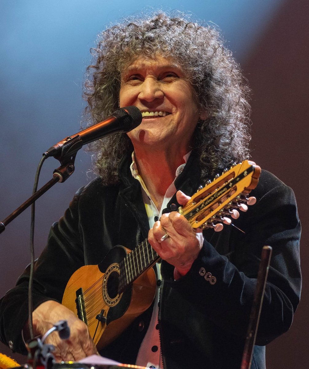 ¡¡¡Feliz cumpleaños, querido Roberto!!!

Hoy saludamos y celebramos a nuestro gran fundador y director, quien con el inconfundible sello de su voz, sus composiciones, su talento infinito, su grandeza humana, su solidaridad, su compromiso y consecuencia, se ha insertado de manera