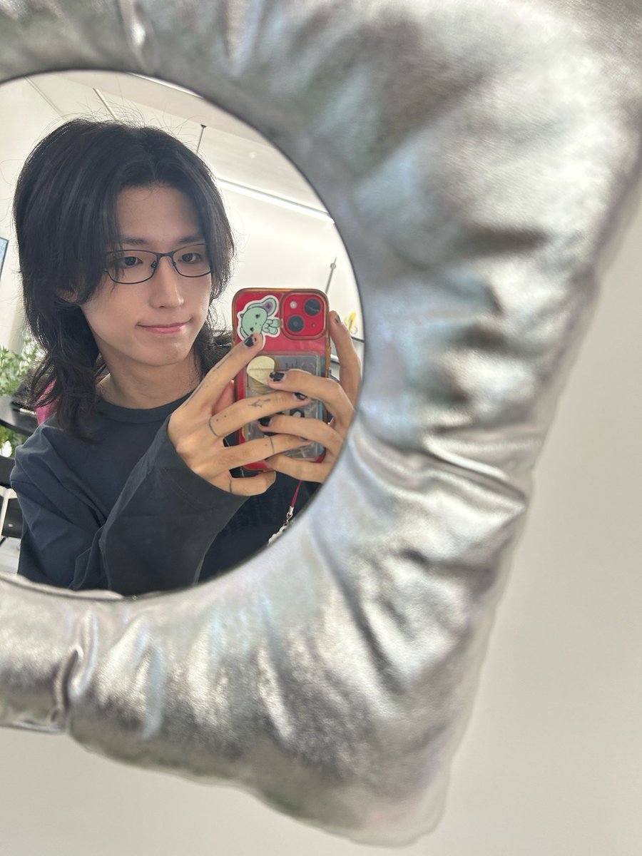 251022 [💭] 8.10 PM

a lot of spoilers came up~~

*📸

it's not a selca, but i have a picture