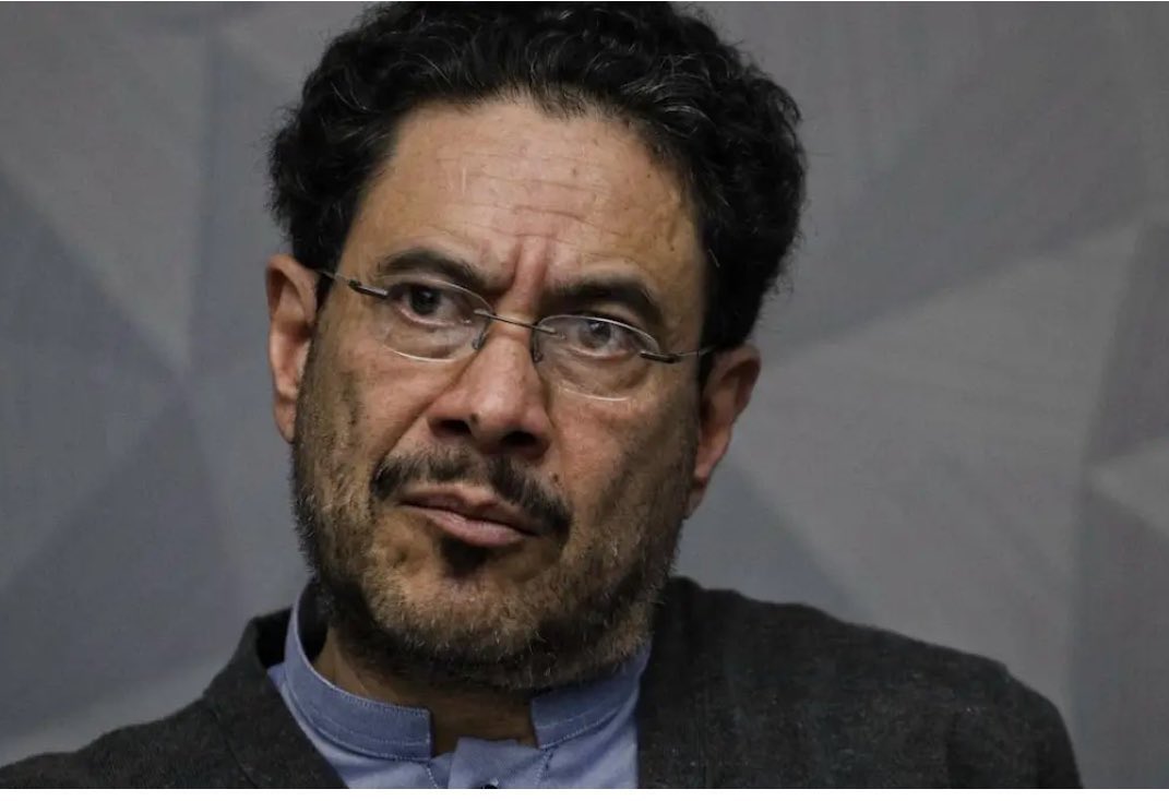 CARLOSFMEJIA's tweet image. NO OLVIDAR | Quince (15) testigos afirmaron que fueron visitados en la cárcel por Iván Cepeda y que éste les ofreció beneficios a cambio de que hablaran falsedades en contra del presidente @AlvaroUribeVel y su familia. 

¿Por qué fue Uribe y no Iván Cepeda el que enfrentó la…