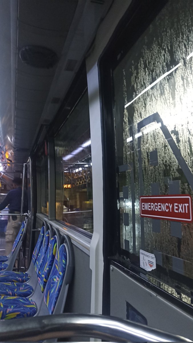 yipiioooo's tweet image. Hujan + di dalem TJ  dinginnya double 😬