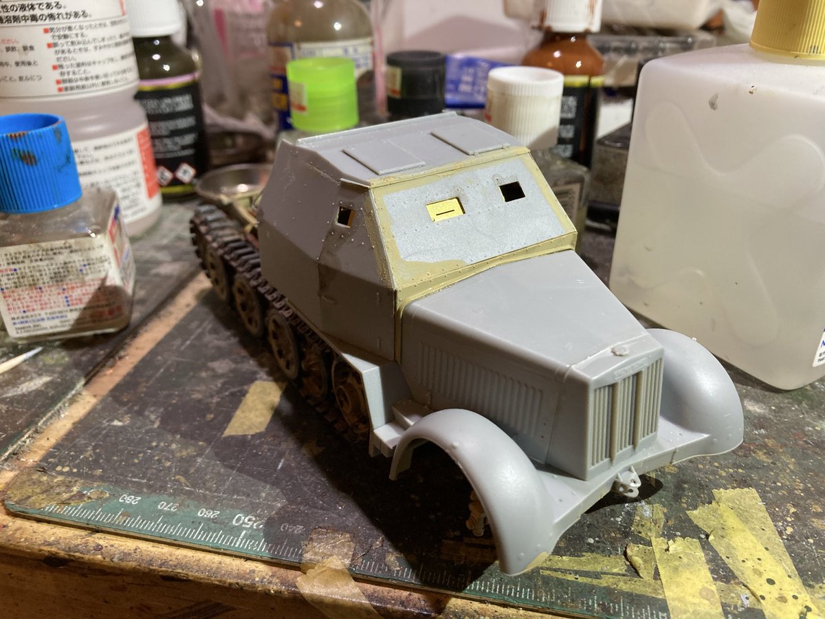 ドラゴン 1/35 SdKfz7/2 制作

今日はあんまり時間がなかったので、ちょっと曲がってくっついちゃっていたラジエーターグリルをつけ直したり、装甲板の隙間を埋めたりなんかして、組み立てのヘタクソ加減をゴマかす作業のみ(笑)
この辺で勘弁してっ。