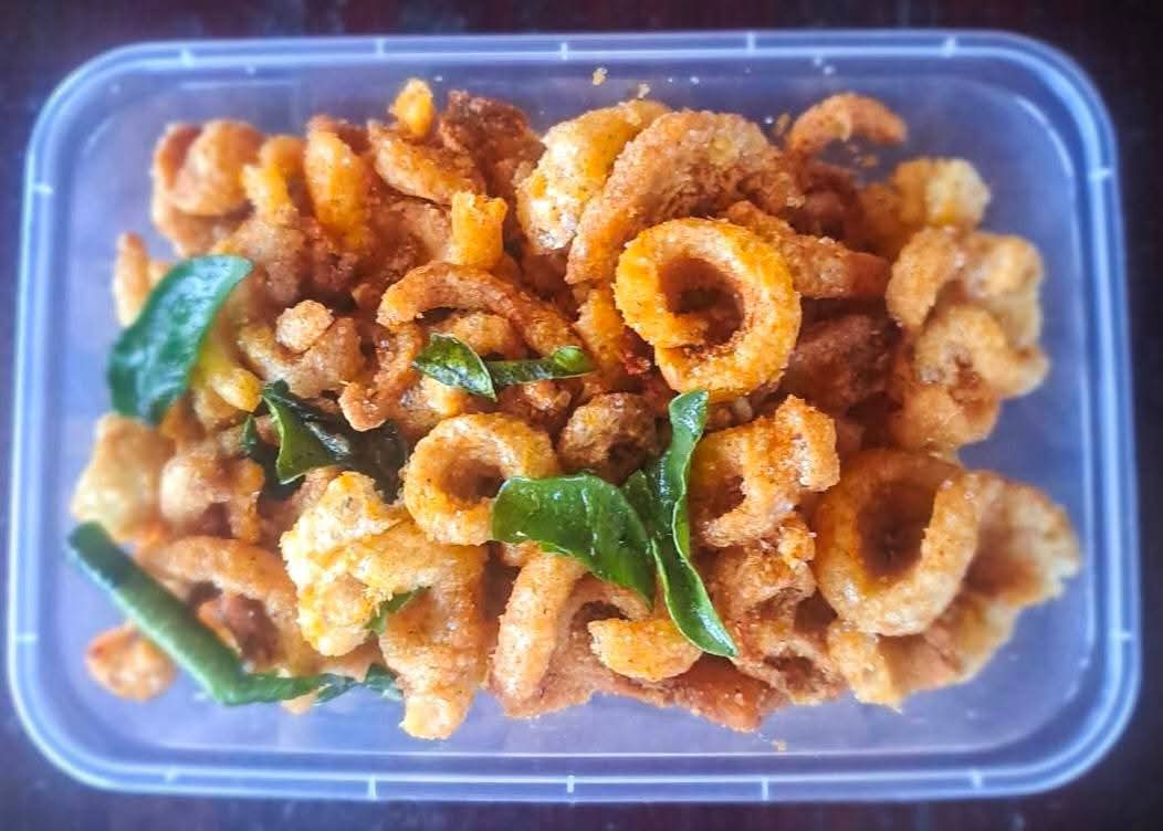 fhondaw's tweet photo. 🐷🔥 น้ำพริกหมูกระจกกรอบฟิน หอมสมุนไพร เคี้ยวเพลิน กินกับข้าวก็อร่อย กินเล่นก็มันส์! 😋✨
📌 กล่องละ 79 บาท
✨ โปร 3 กล่อง 230 บาท✨
🚚 ค่าส่ง 50 บาท/ออเดอร์
👉 กดสั่งเลย! ทัก inbox ตอนนี้ได้เลยจ้า 💬💞 #น้ำพริกหมูกระจก #ของกิน https://t.co/YL9hHZhmS1