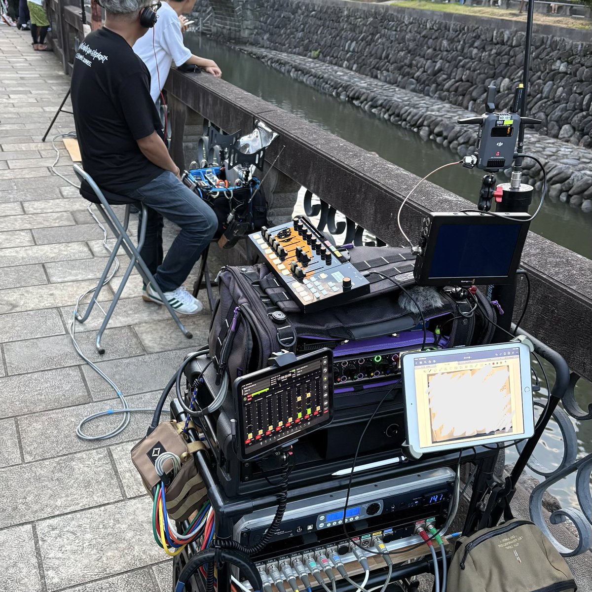 先日、お世話になってる録音技師さんに地方まで応援に来ていただきました。
エキストラが大勢いる撮影を2班体制で。
ガヤ系はお任せして、自分は芝居を中心に録音。