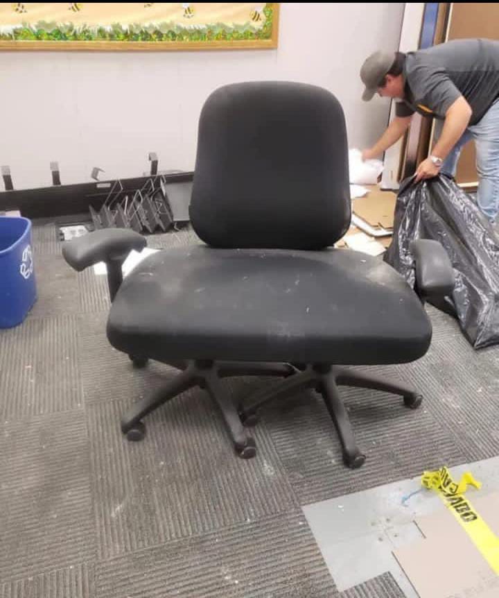 Sacando del sillón de la MARIAnela del Ministerio de la Presidencia.