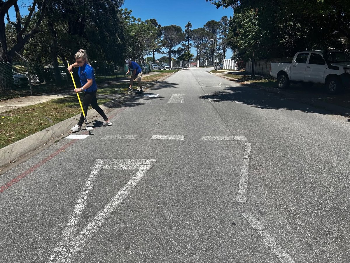 retiefnmb's tweet image. The Ward 9 Team was out at Westering Primary School today, repainting road markings to keep our children safe and visible to motorists.

A big thank you to the team for their hard work - the DA continues to go the extra mile for our community! #getNMBworkingagain 💪🏽