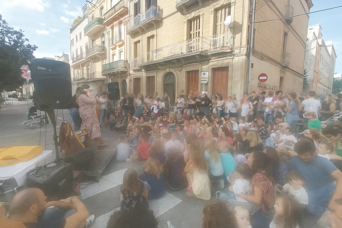 Avui fa 3 anys que la plataforma Can Casacuberta Oberta de #Badalona tallava el carrer i l'omplia de cultura i reivindicació.

La biblioteca continua tancada ...

Ni tan sols audiències, ni explicacions. 
Començo a pensar que l'Albiol en realitat és en Saruman 🤡