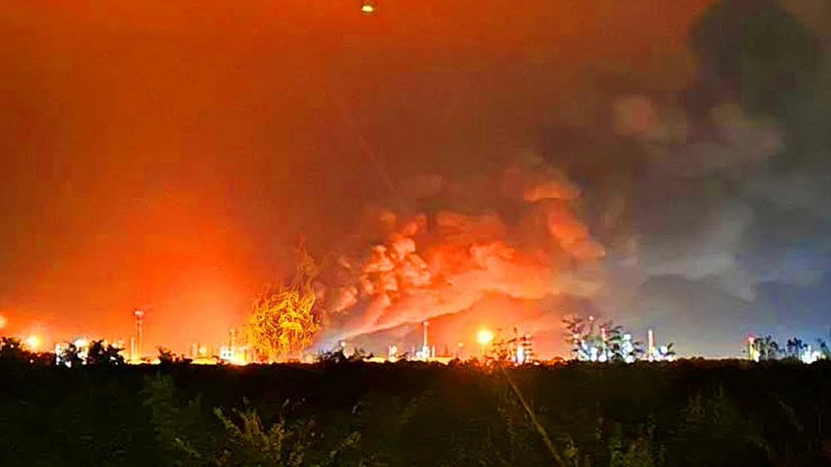 1🤝 L'Ungheria è disposta a ospitare il vertice Trump/Putin
2🛢️ L'Ungheria continua a importare gas e petrolio russo
3💣 BUM! Salta per aria una raffineria in Ungheria.😳
(Mi raccomando: slavaukraini se non volete problemi...😅)