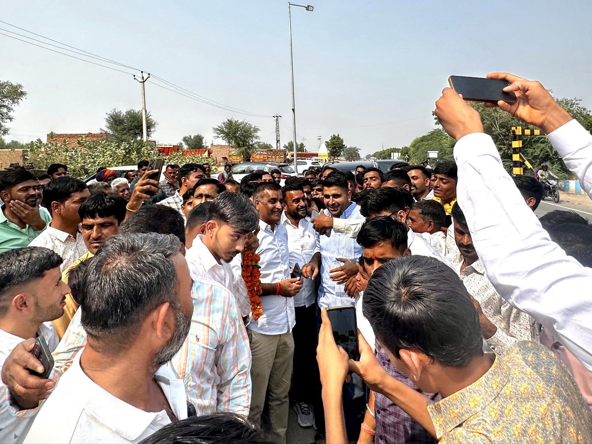 आज चरखड़ा (बीकानेर) पहुँचने पर समस्त अपनों से आत्मीय मुलाक़ात का अवसर प्राप्त हुआ। आप सभी अपनों द्वारा मिले असीम प्रेम एवं स्नेह के लिए हृदय की गहराइयों से आभार।