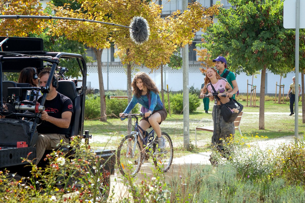 Protagonizada por <a href="/ZoeBonafonte/">Zoe</a>, <a href="/Ruslaanaaaa/">RUSLANA</a>, <a href="/miquelmelero_/">Miquel Melero</a> , Omar Banana y Marc Soler, es una historia sobre la amistad, la “familia elegida”, el amor y la juventud marcada por el baile y la libertad.