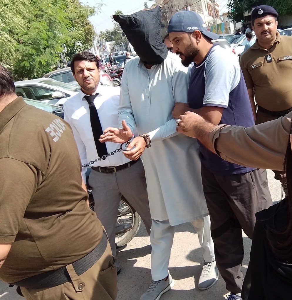 MoonisElahi's tweet image. عثمان جوڑا پر جھوٹی ایف آئی آر کے بعد انہیں دہشتگردوں کی طرح عدالت میں پیش کرنا انصاف نہیں، انتقام ہے۔ تحریک انصاف کے کارکنوں سے ایسا سلوک جمہوریت کے منہ پر طمانچہ ہے-