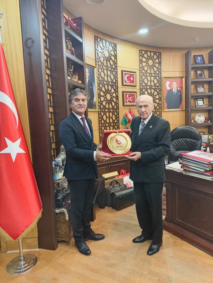 MHP Genel Baskanı Sn. Devlet BAHÇELİ'yi makamında ziyaret ederek haklı taleplerimizi ilettik .

Samimi bir ortamda geçen görüşmede Sn.Genel Başkan Devlet BAHÇELİ meslektaşlarımızın sorunlarını yakınen takip ettiğini, çözüm için çalışacağını beyan ettiler.  Tüm  meslektaslarımıza