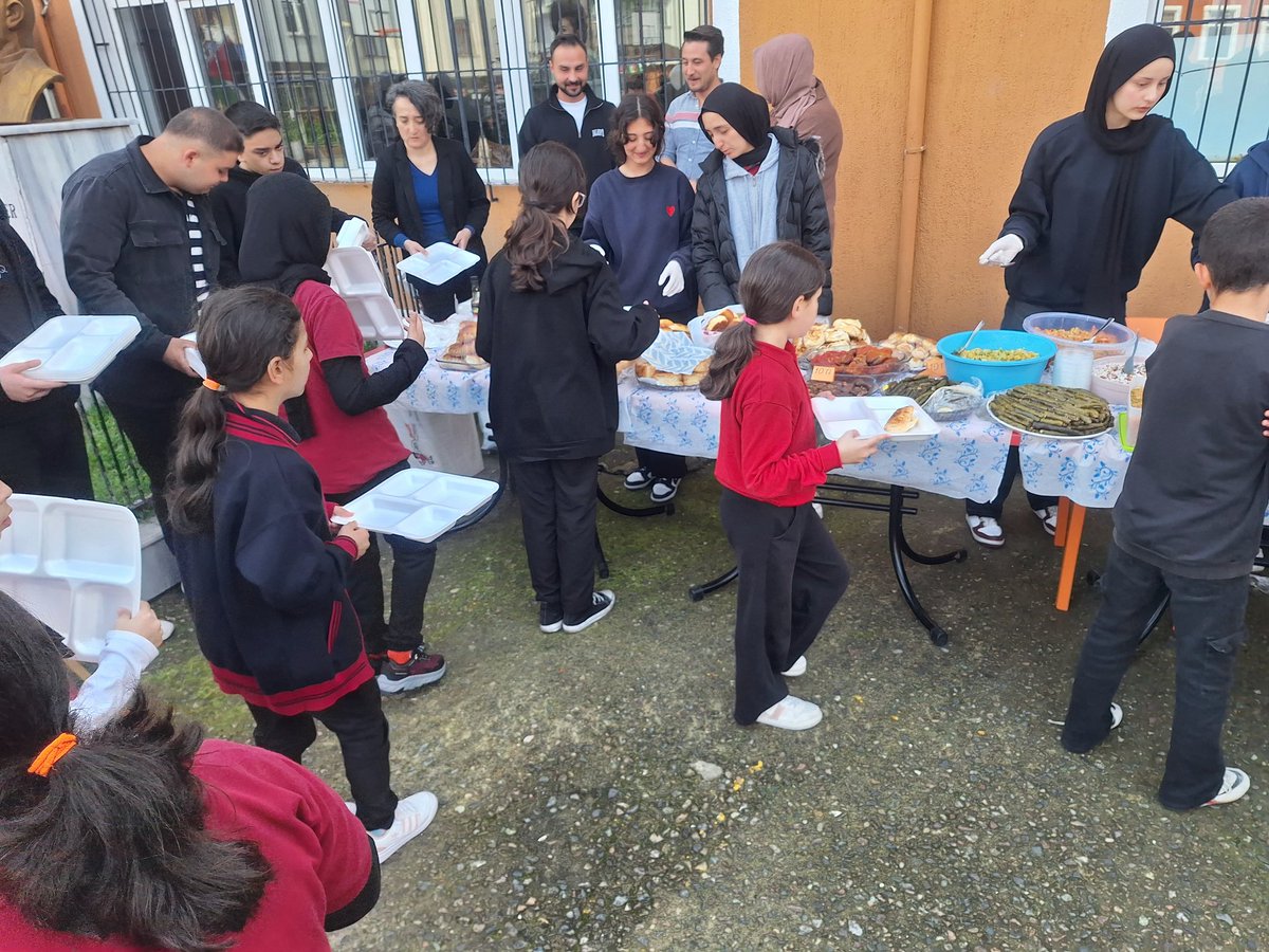 Perşembe İlçe Milli Eğitim Müdürlüğü (@ilcepersembe) on Twitter photo İlçemiz Perşembe Şehit Ceyhun Arslantürk Mesleki ve Teknik Anadolu Lisesi tarafından, ÇEDES (Çevreme Duyarlıyım, Değerlerime Sahip Çıkıyorum) kapsamında Gazze’ye destek amacıyla “Gazze İçin Seferber” temalı kermes düzenlendi. <a href="/tcmeb/">Millî Eğitim Bakanlığı</a> <a href="/Ordu_MEM/">Ordu İl Millî Eğitim Müdürlüğü</a> <a href="/mfvargeloglu/">MEHMET FATİH VARGELOĞLU</a> <a href="/culfazmurat/">Murat Çulfaz</a> İlçemiz Perşembe Şehit Ceyhun Arslantürk Mesleki ve Teknik Anadolu Lisesi tarafından, ÇEDES (Çevreme Duyarlıyım, Değerlerime Sahip Çıkıyorum) kapsamında Gazze’ye destek amacıyla “Gazze İçin Seferber” temalı kermes düzenlendi. <a href="/tcmeb/">Millî Eğitim Bakanlığı</a> <a href="/Ordu_MEM/">Ordu İl Millî Eğitim Müdürlüğü</a> <a href="/mfvargeloglu/">MEHMET FATİH VARGELOĞLU</a> <a href="/culfazmurat/">Murat Çulfaz</a>