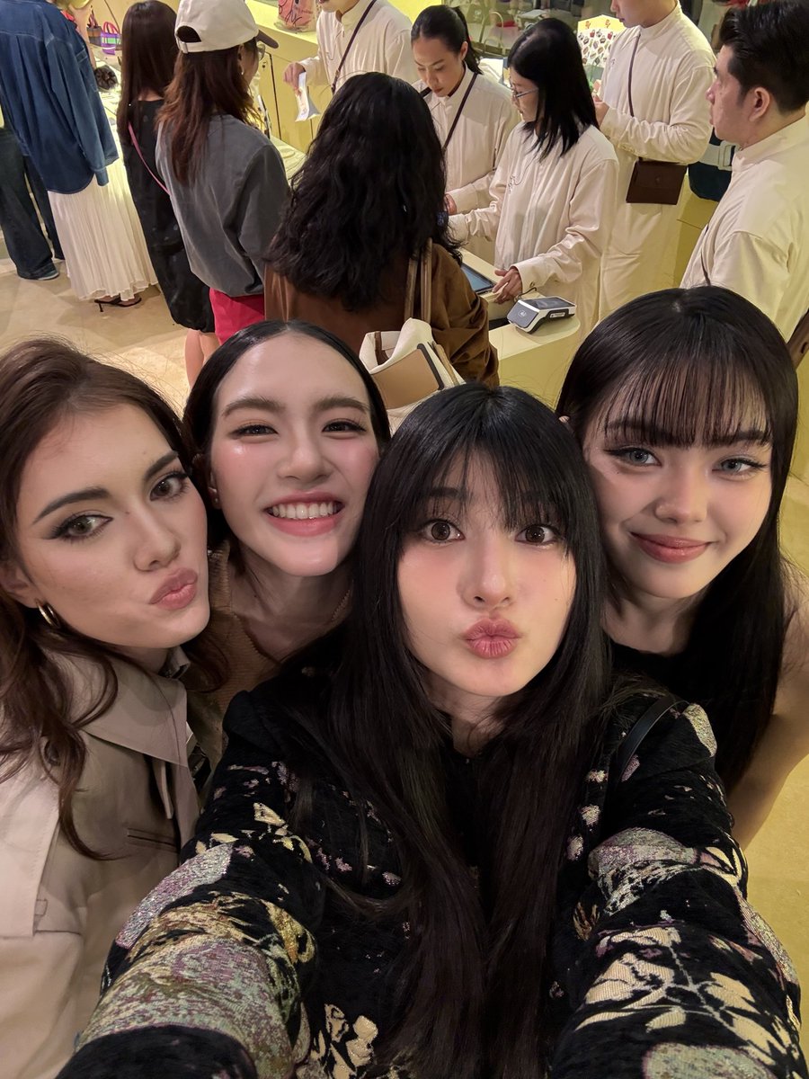mable_siriwalee's tweet image. ขอขอบคุณพี่บอย และแบรนด์ BOYY ที่ให้โอกาสพวกหนูได้มาร่วมงาน 10Years of Buckle♥️ และขอขอบคุณแฟนคลับที่คอยสนับสนุนและให้กำลังเสมอ ขอบคุณนะคะ กลับบ้านกันดีๆน้าา รักน้าาา
Thank you to P'Boy and BOYY brand for giving us the opportunity to participate in the 10 Years of Buckle event.…