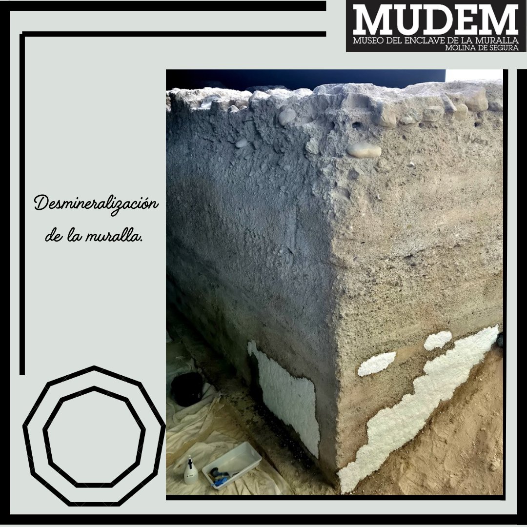 La muralla sigue con su restauración. En algunas zonas, la humedad ha generado sales cristalizables. Por tanto, se está realizando un proceso de desalinización, aplicando una capa de papel japonés con agua desmineralizada, la cual disuelve las sales, hasta reducirlas al máximo.