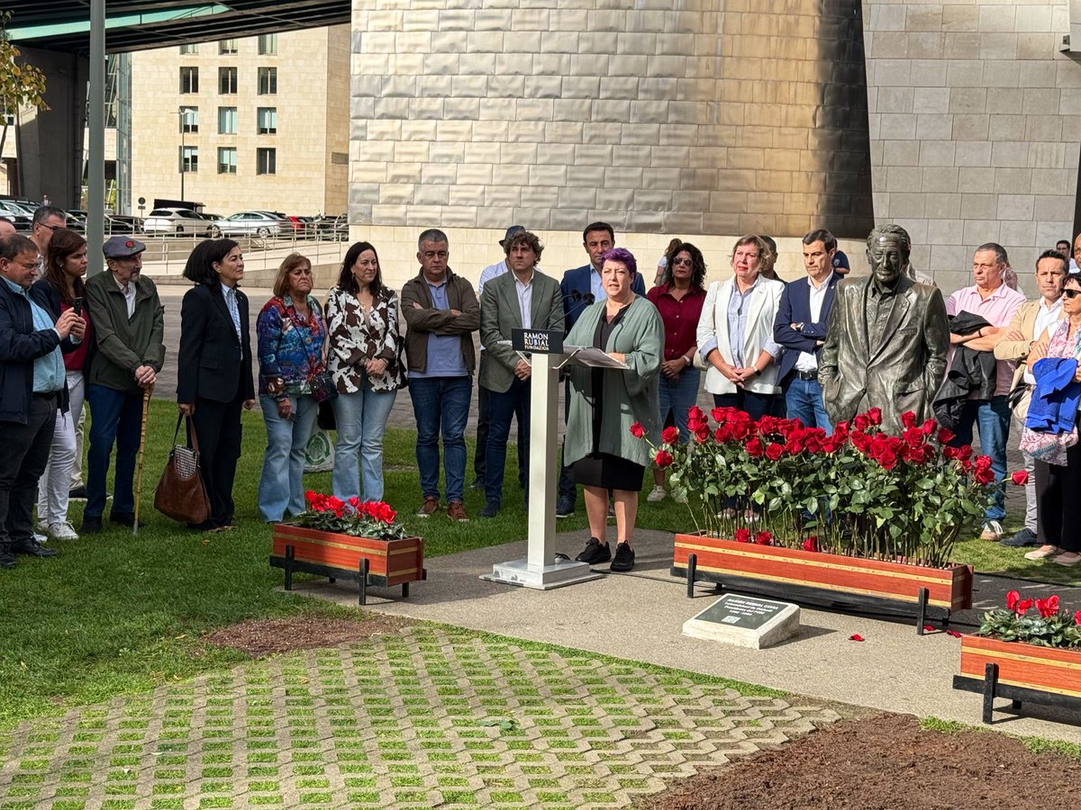 PSEBarakaldo's tweet photo. La @funramonrubial nos reúne frente a la Puerta de los Honorables para recordar a un referente de @socialistavasco, Ramón Rubial. 
Orgullo socialista de quien marcó un camino, con ideas y valores que defendemos para el mejor #Barakaldo y la mejor Euskadi. 

#ImpulsoSocialista🌹 https://t.co/PTqrj4TipG