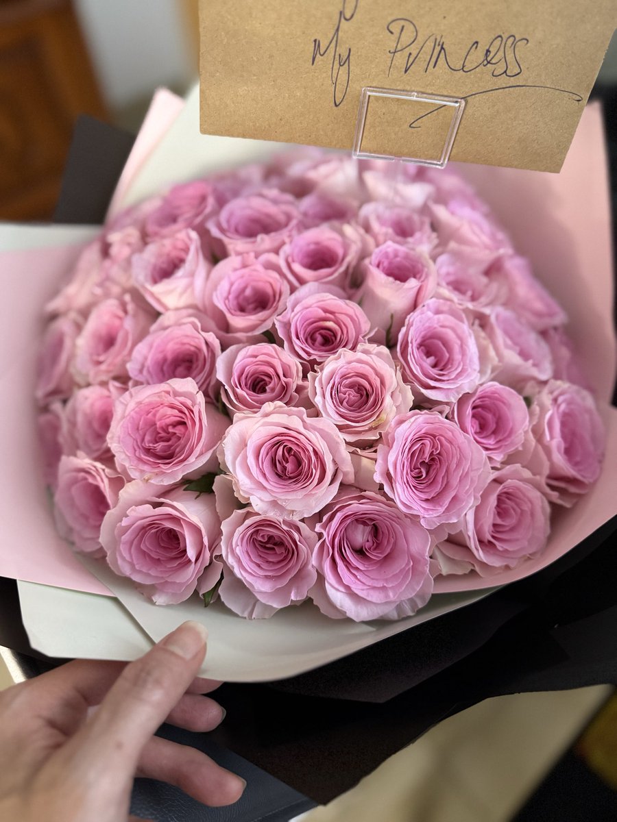 ivylimcc's tweet image. 50 pink roses for unconditional love
Received with a warm fuzzy feeling

#loveflowers
#gratefulforallthingsbigandsmall