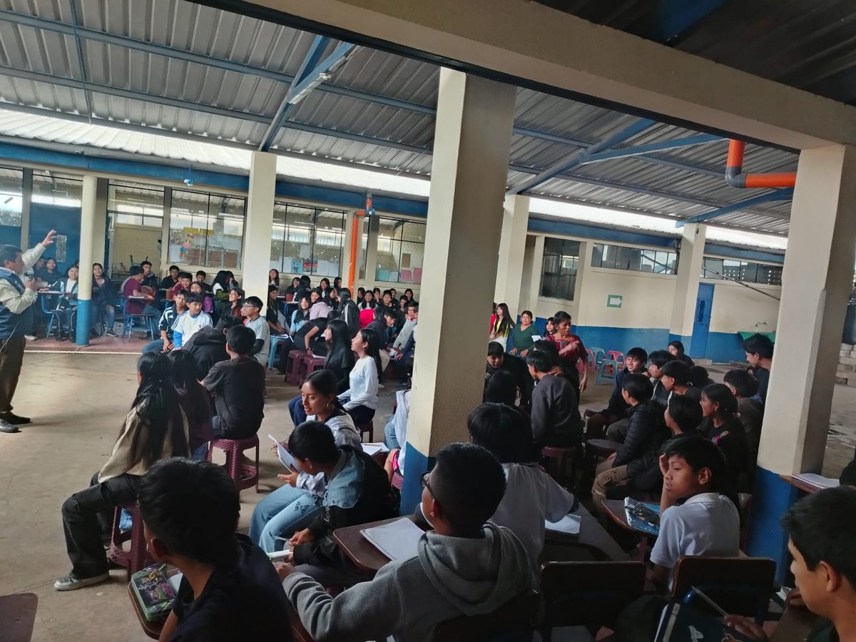 secretariasvet's tweet image. En Totonicapán, desarrollamos una jornada formativa en el Instituto Nacional de Educación Básica de Santa María Chiquimula, zona 2, fortaleciendo en estudiantes la prevención de los delitos de VET 🙌🏼 así mismo se dio a conocer  #ModoDigital la cual los ayuda a navegar seguros
