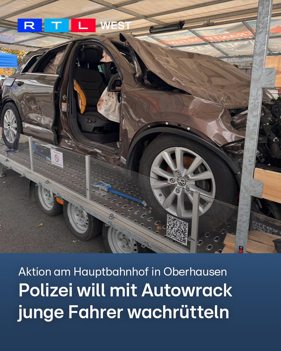 RTLWEST's tweet photo. In #Oberhausen stand heute ein #Autowrack vor dem #Hauptbahnhof. Es ist Teil der #Verkehrsunfallprävention. Die #Polizei will so auf riskantes Fahrverhalten aufmerksam machen. Der ausgestellte #Unfallwagen gehörte einem jungen Mann, der 2022 an einem illegalen #Autorennen teilgenommen hatte. Dabei verunfallte er und starb.