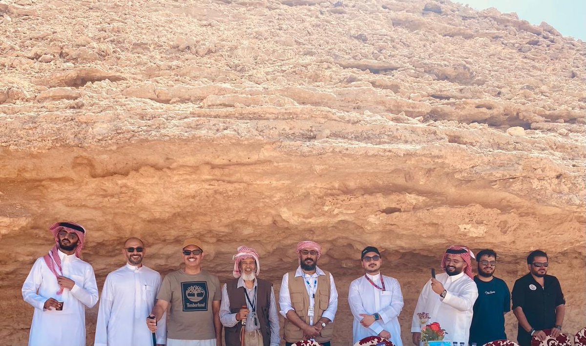 الجيولوجيون السعوديون يزورون “جيوبارك شمال الرياض”.. إشادة علمية بجهود ثادق في السياحة البيئية

قام فريق الجيولوجيين السعوديين بقيادة الدكتور عبدالعزيز بن لَعبون – مؤسس ورئيس مجلس إدارة الجيولوجيين السعوديين – بزيارة ميدانية إلى جيوبارك شمال الرياض بمحافظة ثادق، أحد المواقع