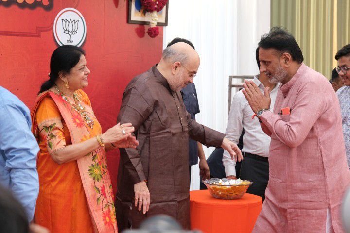 આપણા સૌના માર્ગદર્શન એવા કેન્દ્રીય ગૃહ અને સહકાર મંત્રી આદરણીય શ્રી અમિતભાઈ શાહ સાહેબ સાથે મુલાકાત કરી તેમને જન્મદિવસ અને નૂતન વર્ષની હાર્દિક શુભેચ્છાઓ પાઠવી.
<a href="/AmitShah/">Amit Shah</a> Ji