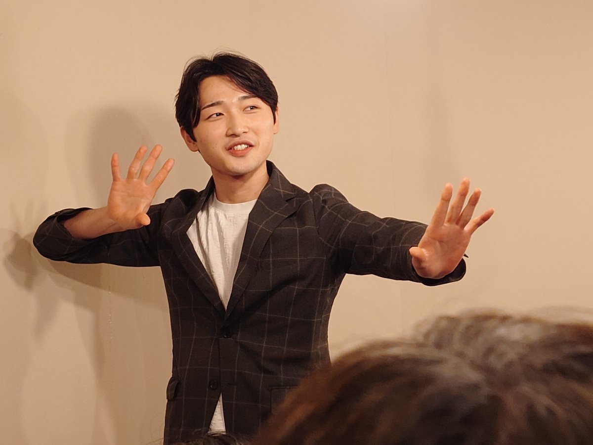 萬年堂さんにて蝶也くんトークショーでした🦋✨
地元での芝居の話、研修生の頃のこと、歌六家入門のきっかけ、引窓のお稽古、今後やりたいお役、立ち廻り、お休みの過ごし方等盛り沢山！
ミュージカルもお好きで今日はエリザベート観劇されたそう。
最後の撮影タイムでは色んなポーズしてくれました☺️