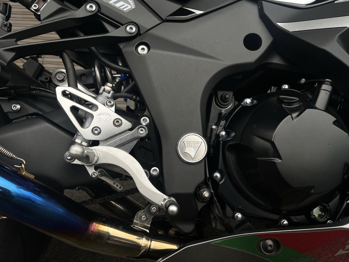 BEETJAPAN1's tweet photo. 新製品のお知らせ！
Ninja1000SX/1100SX用のハイパーバンクです。
従来はABSホースの交換が必要でしたが、交換なしで取り付けできるステップとなります！
週末の #NTF2025  ではデモ車両に跨りポジション確認も可能です！
#BEETJAPAN #Ninja1000 https://t.co/wTI4Z9cALq