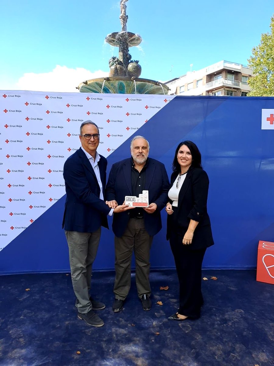 Nuestro director de Estrategia y Sostenibilidad <a href="/rafajurado_/">Rafa Jurado</a> ha recogido el reconocimiento en nombre de Emasagra, con el que hoy <a href="/CruzRojaGranada/">Cruz Roja Granada</a> ha puesto en valor nuestro compromiso solidario con los más vulnerables.