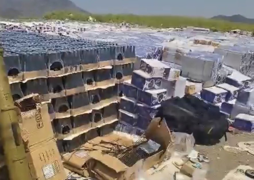 الحملة الأمنية المشتركة تضبط سفينة إيرانية تحمل أسلحة ومنتجات ايرانية الصنع في طريقها للحوثيين بالقرب من باب المندب

ضبطت الحملة الأمنية المشتركة في مديرية المضاربة ورأس العارة في محافظة لحج بقيادة العميد حمدي شكري قائد الفرقة الثانية عمالقة، سفينة "بوم" إيرانية تحمل أسلحة