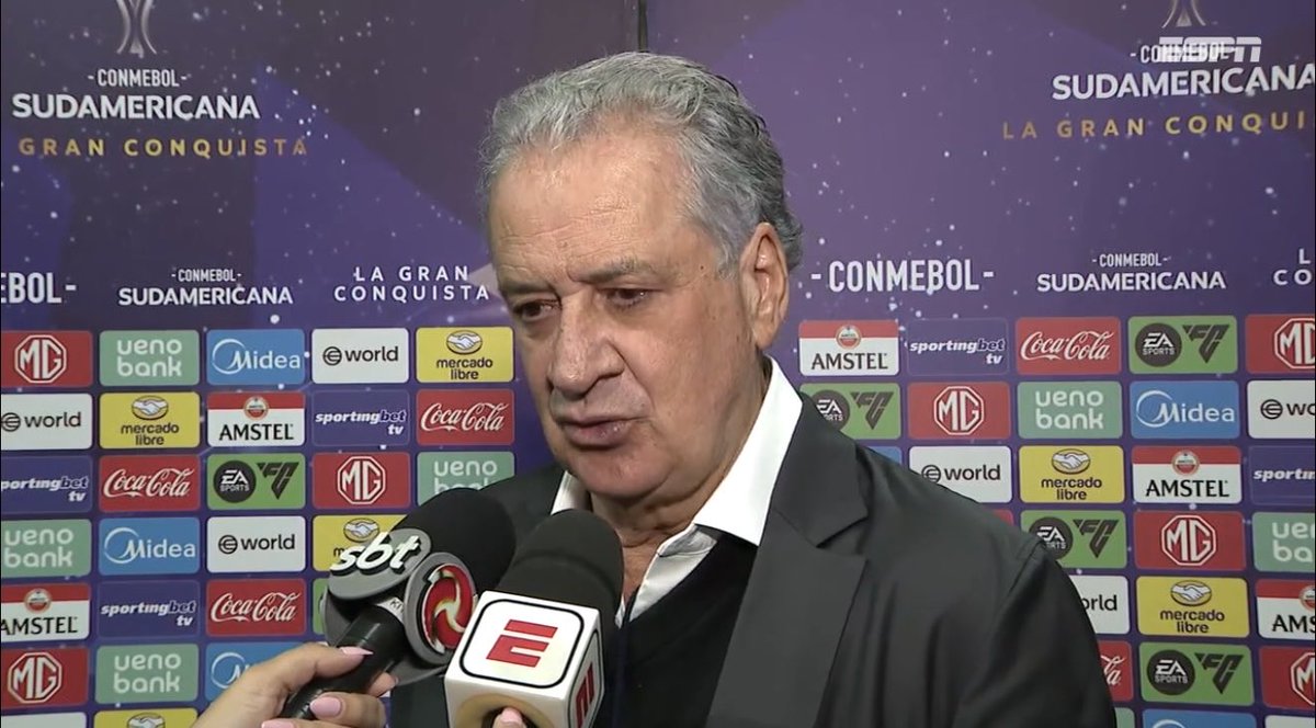 futebol_info's tweet photo. Sergio Coelho, presidente do Atlético-MG, garante que Hulk fica até o fim de 2026:

“Ficamos muito surpresos com a notícia de que iríamos romper o contrato do Hulk no final do ano. O Hulk é um dos maiores ídolos da história de quase 120 anos do Galo. Ídolo aparece a cada 10 anos e olhe lá. A gente cumpre com os nossos contratos. Especialmente com o Hulk, nós jamais pensaríamos em fazer isso. Eu conversei com os 4R's, também com o Paulo Bracks e o Victor, para saber deles se houve alguma brincadeira ou algum comentário nesse sentido, e todos falaram que jamais fariam isso.”

“Eu tive uma conversa longa com o Hulk, uma pessoa que a Massa Atleticana ama, amamos o Hulk. De repente, em uma véspera de uma decisão, aparece uma notícia dessa, que não cita nome de quem falou, fica vago e cria um grande problema para a gente. Mas a gente tem maturidade de saber tratar. Conversei com o Hulk, ele ficou tranquilo e a Massa pode ter absoluta certeza: o Hulk ficará conosco até o final do ano que vem. Se ele quiser sair, ele vai conseguir algum clube e vai trazer uma proposta para o Galo, e o Galo vai estudar. É uma situação diferente, mas partir da gente para romper contrato, a chance é zero. Simplesmente zero.”

🗞 @ESPNBrasil 
📸 Pedro Souza/CAM | Reprodução/ESPN
