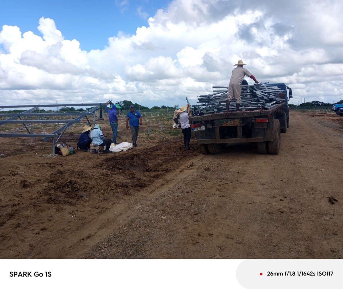 Yanet_SNTCTunas's tweet photo. La energía solar es una de las fuentes de energía renovable más prometedoras para satisfacer nuestra demanda energética y para lograr este fin los #Constructores están guapo y fajao en el #PSFV SubEstación 220KW.
#PorLasTunasLaVictoria @Misael82834031 @Colina_CTCuba @LorenzoOsbel https://t.co/UQzrWC81mi