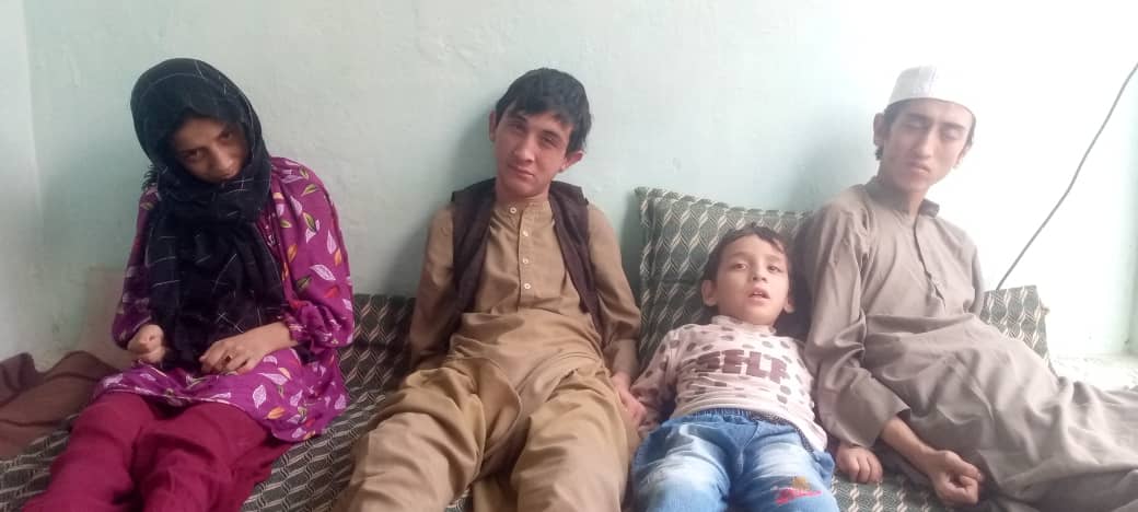 MawloddinB's tweet photo. In a remote area of #Kunduz, a father #struggles to care for his 8 children — 4 of whom live with #disabilities. The family faces hunger, illness, and extreme poverty. 💔
Link for donate: https://t.co/9wayYNfmLt

Your support can bring them warmth, care, and hope this winter. 🤲
#Afghanistan #Humanity #Kunduz #Aseel @AtalanAseel