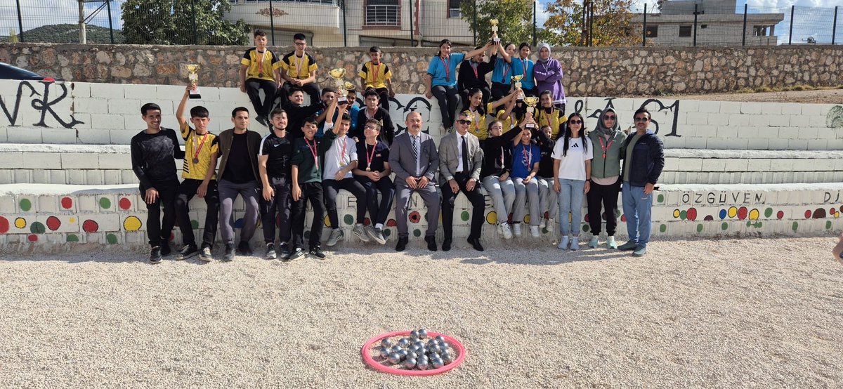 📍Pazarcık İlçe Müdürlüğü

Pazarcık İlçe Müdürlüğü tarafından 29 Ekim Cumhuriyet Bayramı kapsamında 10 takım 40 sporcunun katılımıyla ortaokullar arası bocce turnuvası düzenlenmiştir. 

Müsabaka kıyasıya mücadelenin ardından dereceye giren sporculara ödülleri verilerek sona erdi.