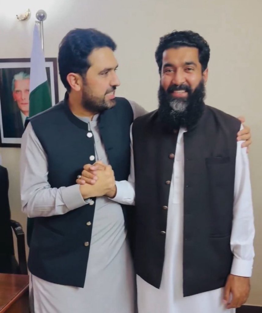 عثمان جورا کو ایسے پیش کیا گیا جیسے کوئی بہت بڑا دہشتگرد ہو۔۔۔
شہباز بھٹی چار دن سے لا پتہ ہے کوئی خبر نہی کہاں ہے کس حال میں ہے۔۔۔
ساری عمر کی بادشاہی صرف اللٰ٘ہ کی ہے ، اُس کی پکڑ سے ڈرو۔۔۔