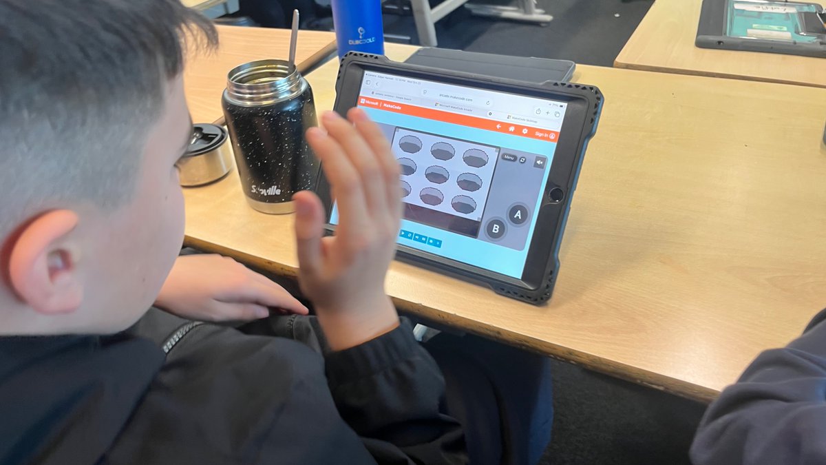 StBernardsPS's tweet image. 🎮💻 P6 lunchtime coders explored MakeCode.com to design and build their own arcade games! 🕹️ Incredible creativity, problem-solving & perseverance on show!🔥 Thank you again to our amazing #DigitalPAT leaders! 👏
#codeweek2025 @CodeWeekEU @MSMakeCode @DL_for_All