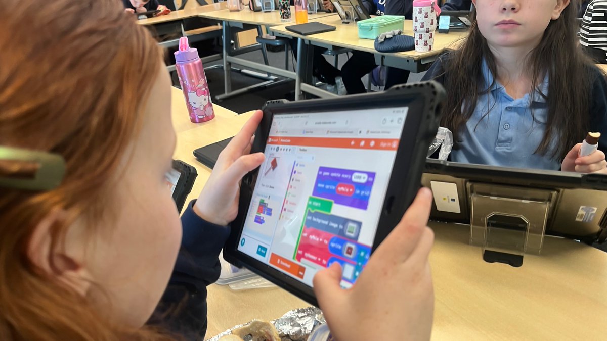 StBernardsPS's tweet image. 🎮💻 P6 lunchtime coders explored MakeCode.com to design and build their own arcade games! 🕹️ Incredible creativity, problem-solving & perseverance on show!🔥 Thank you again to our amazing #DigitalPAT leaders! 👏
#codeweek2025 @CodeWeekEU @MSMakeCode @DL_for_All