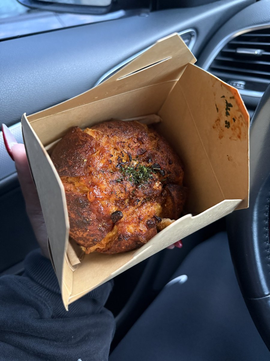 robinwannabefly's tweet photo. FINALLY got my hands on the crab dip bagel from Cafe Dear Leon https://t.co/BSfpsgmNMI