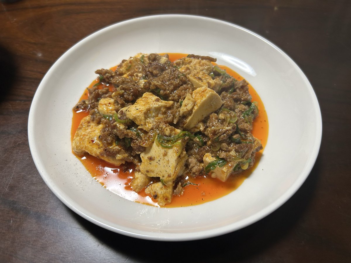 かなり久しぶりの
#わんころのクズ男飯 

超安定の麻婆豆腐👏

ここ数ヶ月自炊なんてものを
一切してませんでした🧏‍♂️

とりあえず、ほら食えよ🤌