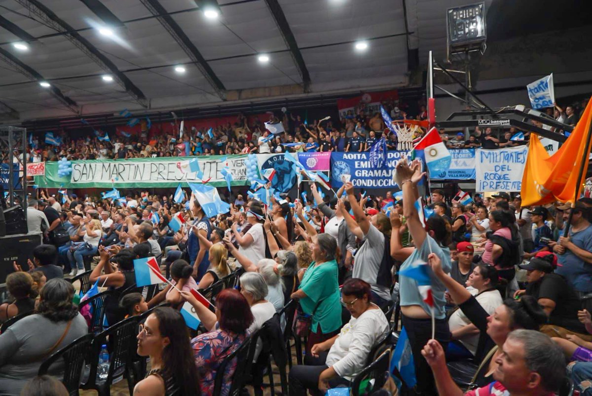 JSchiaretti's tweet photo. Anoche vivimos un hermoso encuentro en Villa María.

Un acto de esos que te llenan de energía en este tramo final de campaña. Me da mucha esperanza ver a tantos cordobeses que, a pesar de las dificultades, siguen creyendo y apostando por un futuro mejor.

Porque sí, la realidad está dura. Cada vez cuesta más llegar a fin de mes, muchos dejaron de poder ahorrar y otros tienen que sumar un trabajo extra para poder pagar las cuentas. En estos dos años, el gobierno nacional repartió hachazos sin mostrar un mínimo de sensibilidad social, golpeando especialmente a quienes menos tienen.

Pero si hay algo que me infla el pecho de orgullo es ver cómo nuestra gente no se rinde. Va para adelante con fe, con esperanza y con una fuerza enorme.

Saben, después de tantos años, que nuestra prioridad siempre fue y será el trabajo, la producción y la gestión. Y que, con experiencia, sensatez y la fuerza de Provincias Unidas, vamos a llevar la voz del interior productivo al Congreso de la Nación. Una voz que no solo se escuche, sino que también tenga peso.

Gracias a todas las personas que nos acompañaron anoche, al gobernador @MartinLlaryora, al intendente de Villa María @accastelloedu y a las candidatas Claudia Godoy y @vnavarroalegre que estuvieron a mi lado. 
Y sobre todo, a cada cordobés que este domingo nos dará su confianza.

Estamos listos para empezar a poner de pie a la Argentina.