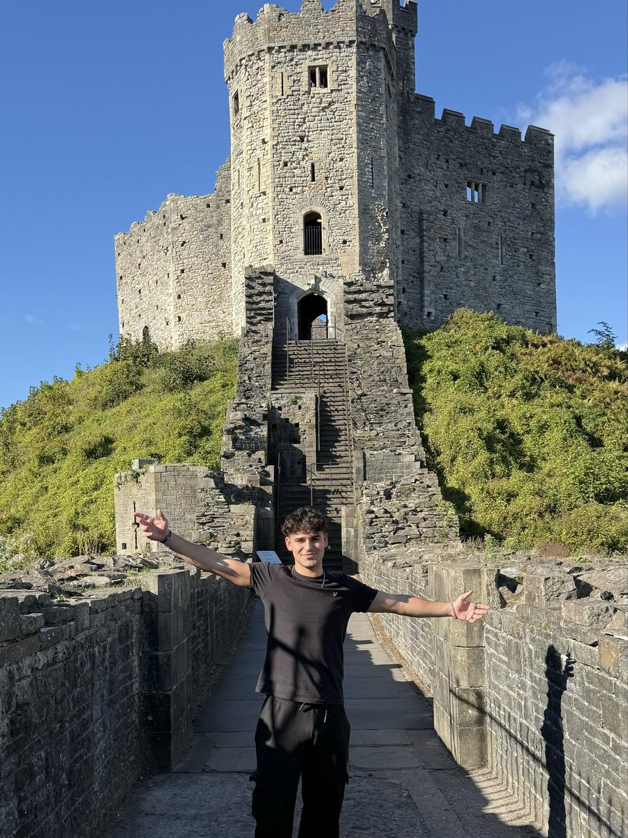hello from my castle 🏰🎖️