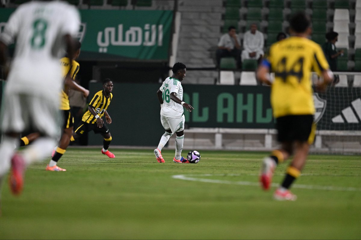 Mo109a's tweet photo. اللهم لك الحمد والشكر 
بالأمس كانت مشاركتي الأولى مع عشق الطفولة #الأهلي ، الشعور لايوصف سعادتي ، #احتفلت قبل أيام #بالنخبة_الاسيوية كعاشق للملكي من المدرج ، واليوم أنا كلاعب ، الله يقدرني أن أسعدكم مدرجنا وقائدنا فأنت الركن الأساسي الذي لايغيب 😍
لك العهد والعشق والإنتماء💚
#الأهلي تحت ٢١