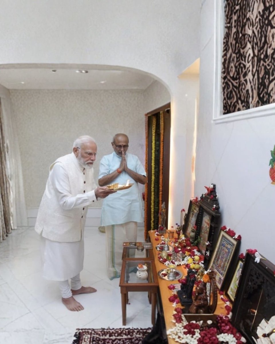 rupen_chowdhury's tweet image. You see Prime Minster & Vice President !!
But I see Two proud RSS Swayamsevak !! 🚩🚩🔥