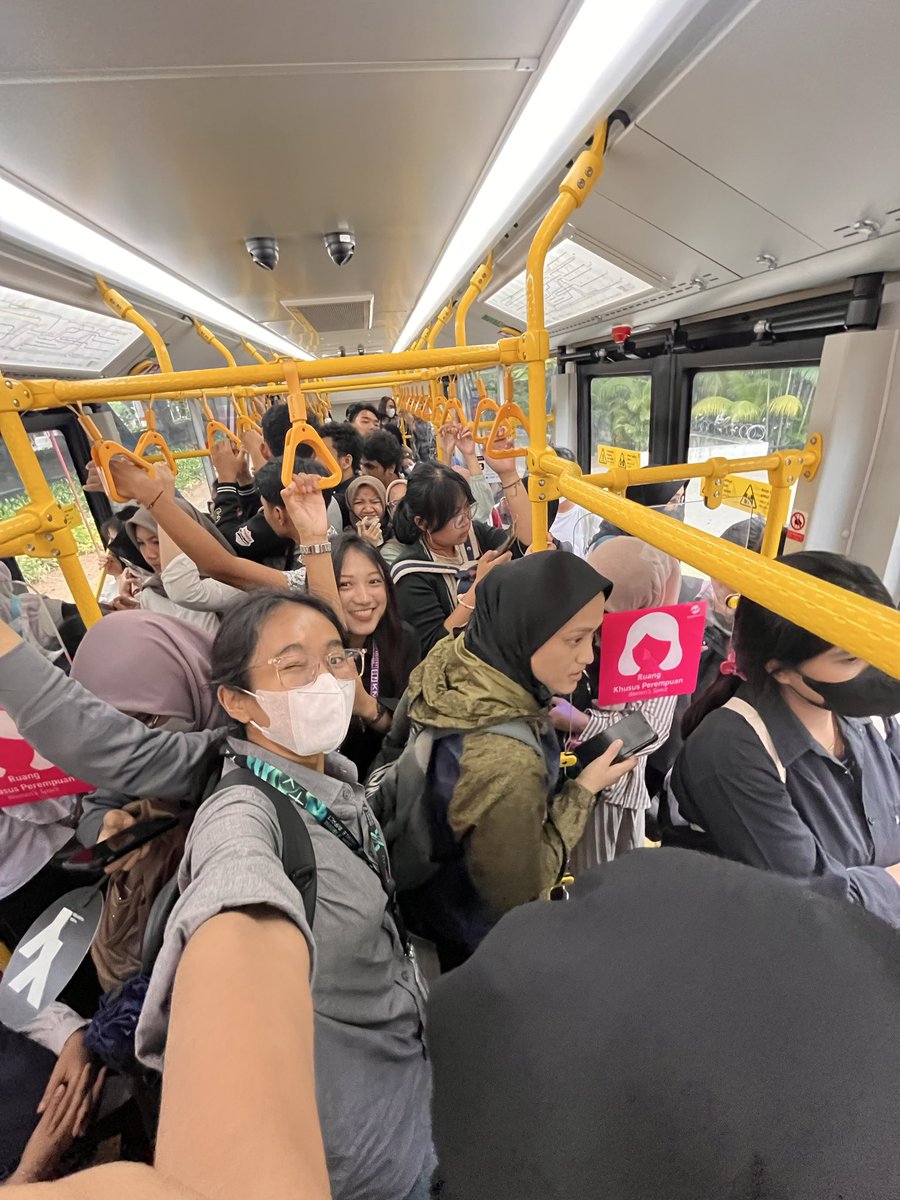 osinehee's tweet photo. gue ke kampus pp naik tj 4 jem biasa aja tuh https://t.co/IDxHFG4Q1m