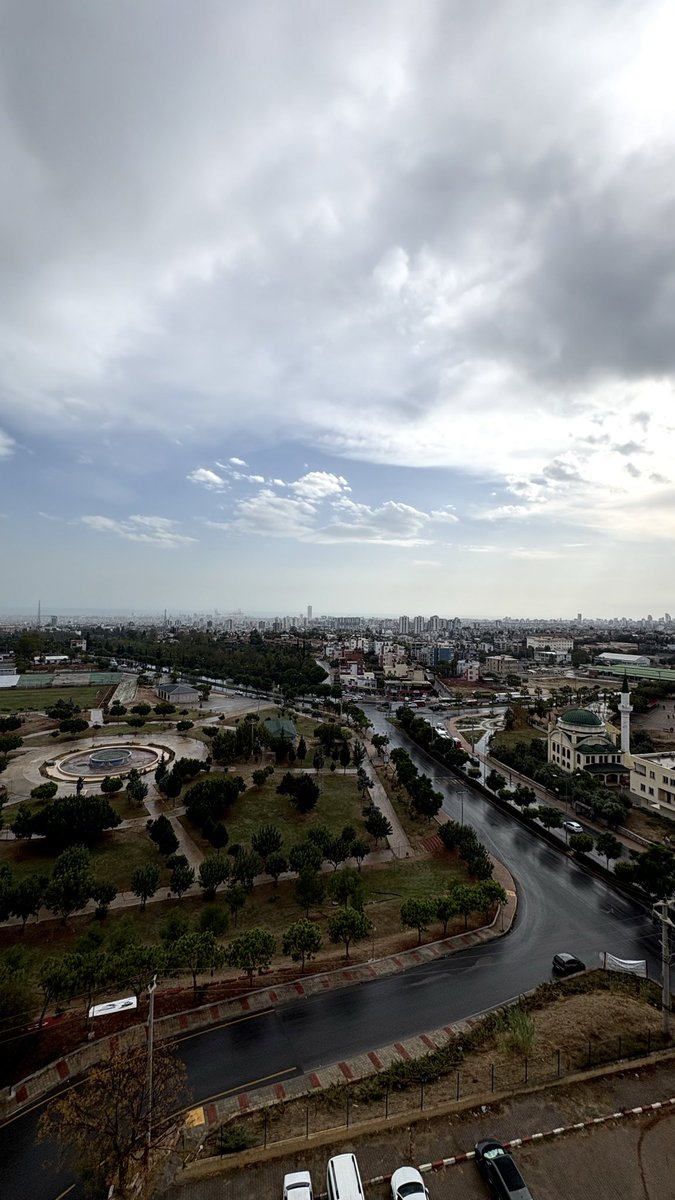 Öğlen 32 derece olan hava anlık olarak 20 dereceye falan düştü