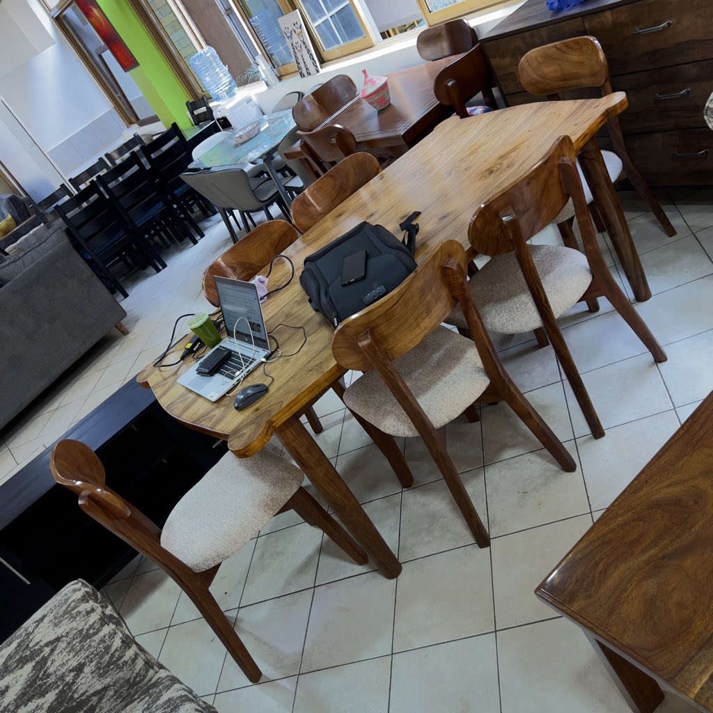 dkatumba's tweet image. Mugavu wood is kind of Time tested . Crafted to last and yeah This can be own able today . Why not . 
#Table #Dining #Timely #Uganda 
☎️📞0701192245 💰2.5m 
Forest mall Lugogo .   🪵
