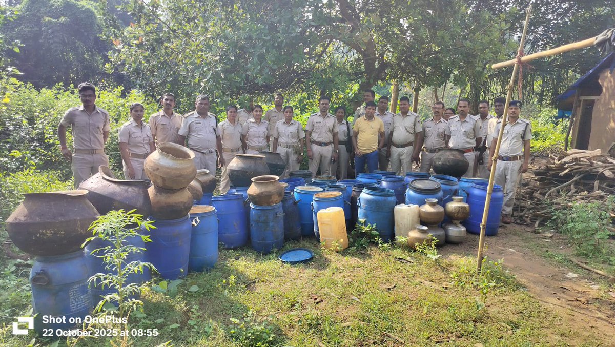 spkhordha's tweet image. 🚔𝗝𝗼𝗶𝗻𝘁 𝗘𝘅𝗰𝗶𝘀𝗲 𝗥𝗮𝗶𝗱!
Banapur Police &amp;amp; Excise Station, Balugaon conducted a joint raid at village Kotuala, Brahmapada under Banapur PS.
✅Seized &amp;amp; destroyed: 11,000 kg Mahula Pocho &amp;amp; 1,820 ltrs of illicit (ID) liquor on the spot.

#KhordhaPolice #ExciseEnforcement