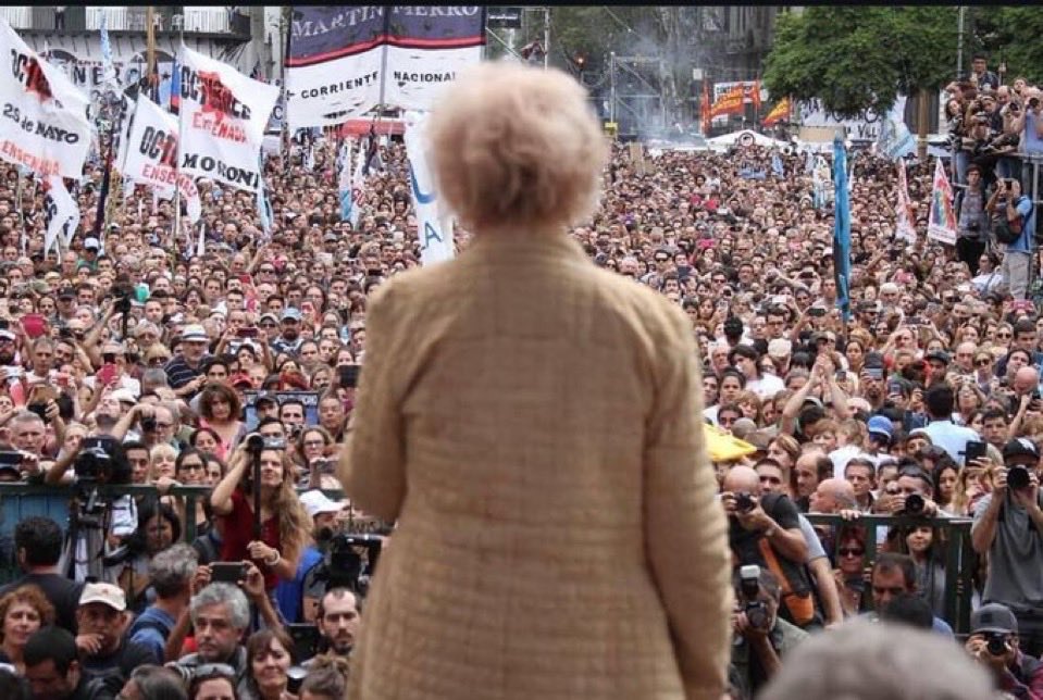 95 años la abuela que se armó de coraje.
La abuela que eligieron y a mí me tocó 🤍