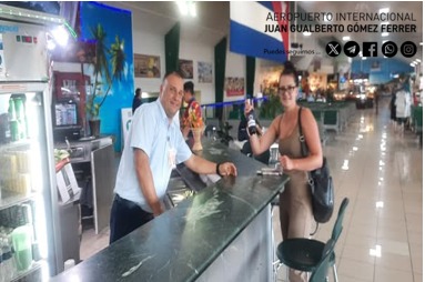 ECASAVaradero's tweet photo. 🫂🫶✈️Nuestro personal está listo para acompañarte en cada paso de tu viaje, ya sea que entres o salgas del país. Nos comprometemos a brindarte no solo sonrisa sino una atención de primera y a la altura de tus expectativas.
.
.
.
#aeropuertovra
#VolamosContigo https://t.co/WdDZDAfgLC