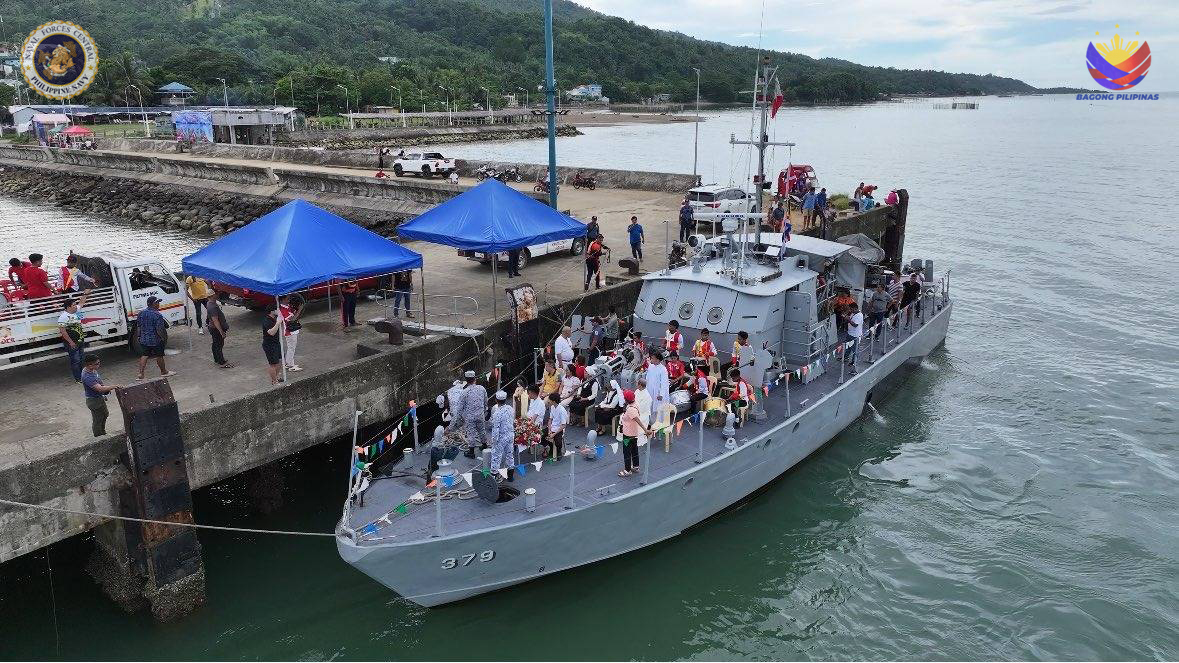 Philippine_Navy's tweet image. FAITH AND SERVICE | PH #Navy takes part in the fiesta celebration of the Diocesan Shrine of St. Thérèse in Calubian, Leyte
👉🏽facebook.com/share/p/1Ct9vF…
#ProtectingtheSeasSecuringOurFuture
#ModernandMultiCapablePHNavy
#OneAFPOnePhilippines
#StrongAFPStrongPhilippines
