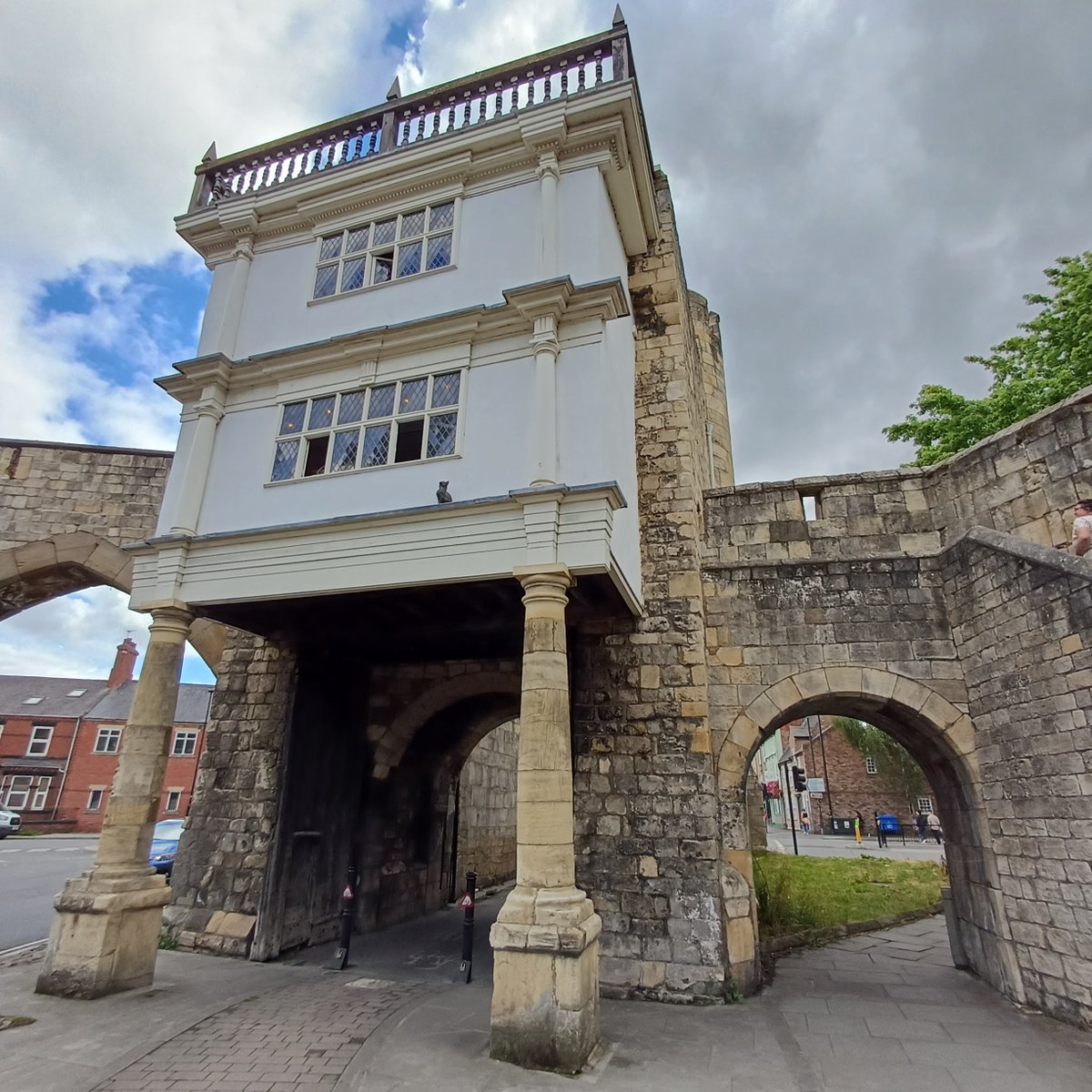 Walmgate Bar is York's most complete medieval gateway, retaining its outer defence or Barbican🤯
The fortified passageway still has a portcullis and wooden doors, perhaps installed in the 14c📜
Most of the structure's stonework is 14c but the original arch dates from the 1100's⛏️